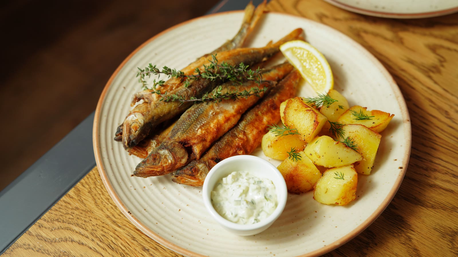 Nye kartofler med stegt fisk